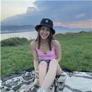 Profesora de apoyo escolar de forma presencial